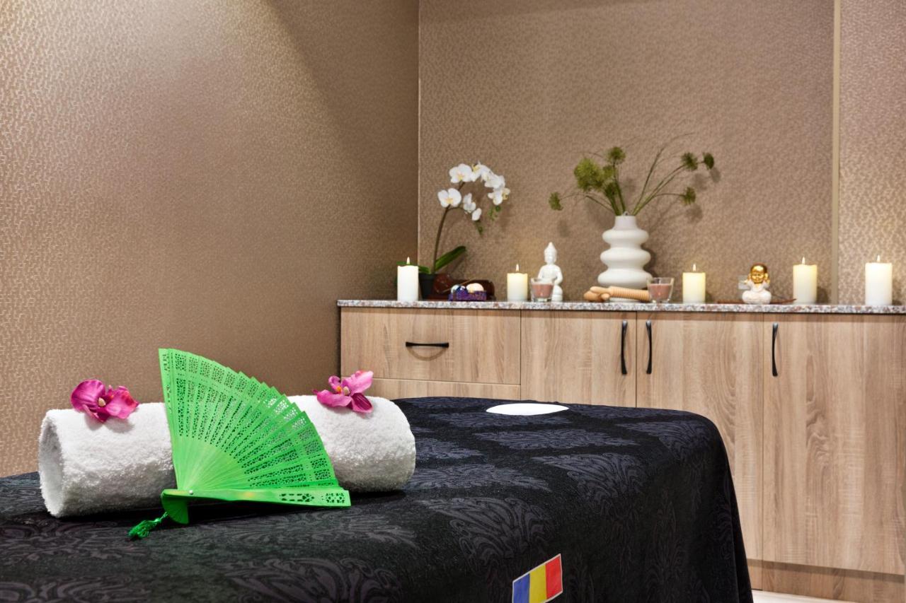 Ramada By Wyndham Targu Jiu Hotel ภายนอก รูปภาพ