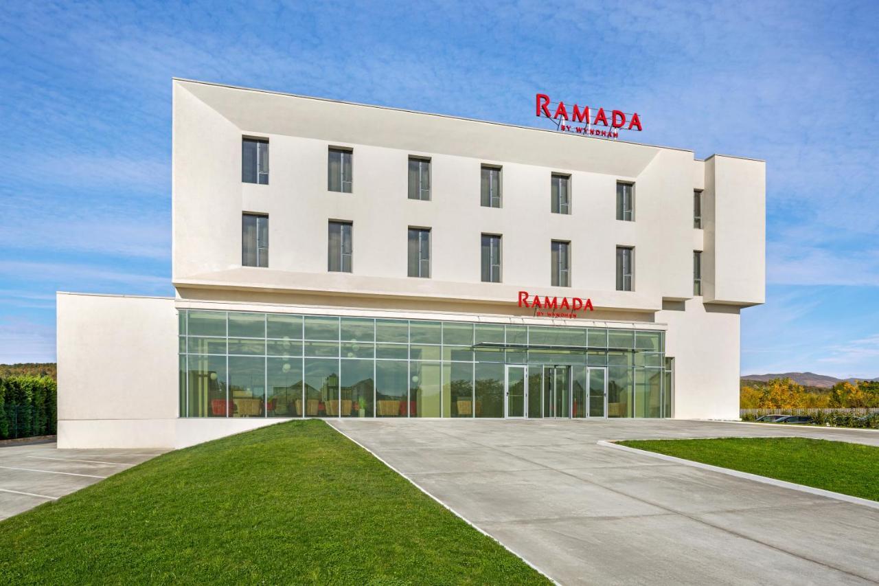 Ramada By Wyndham Targu Jiu Hotel ภายนอก รูปภาพ
