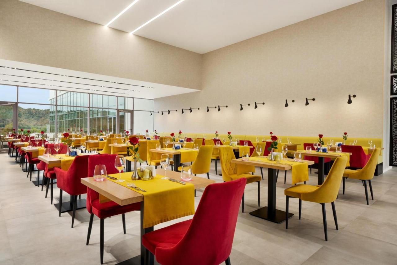 Ramada By Wyndham Targu Jiu Hotel ภายนอก รูปภาพ