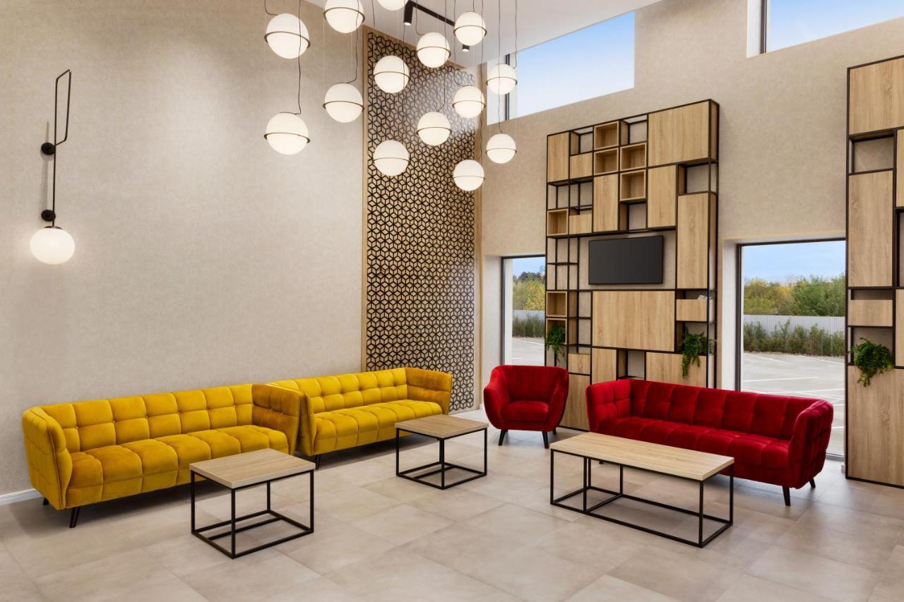 Ramada By Wyndham Targu Jiu Hotel ภายนอก รูปภาพ