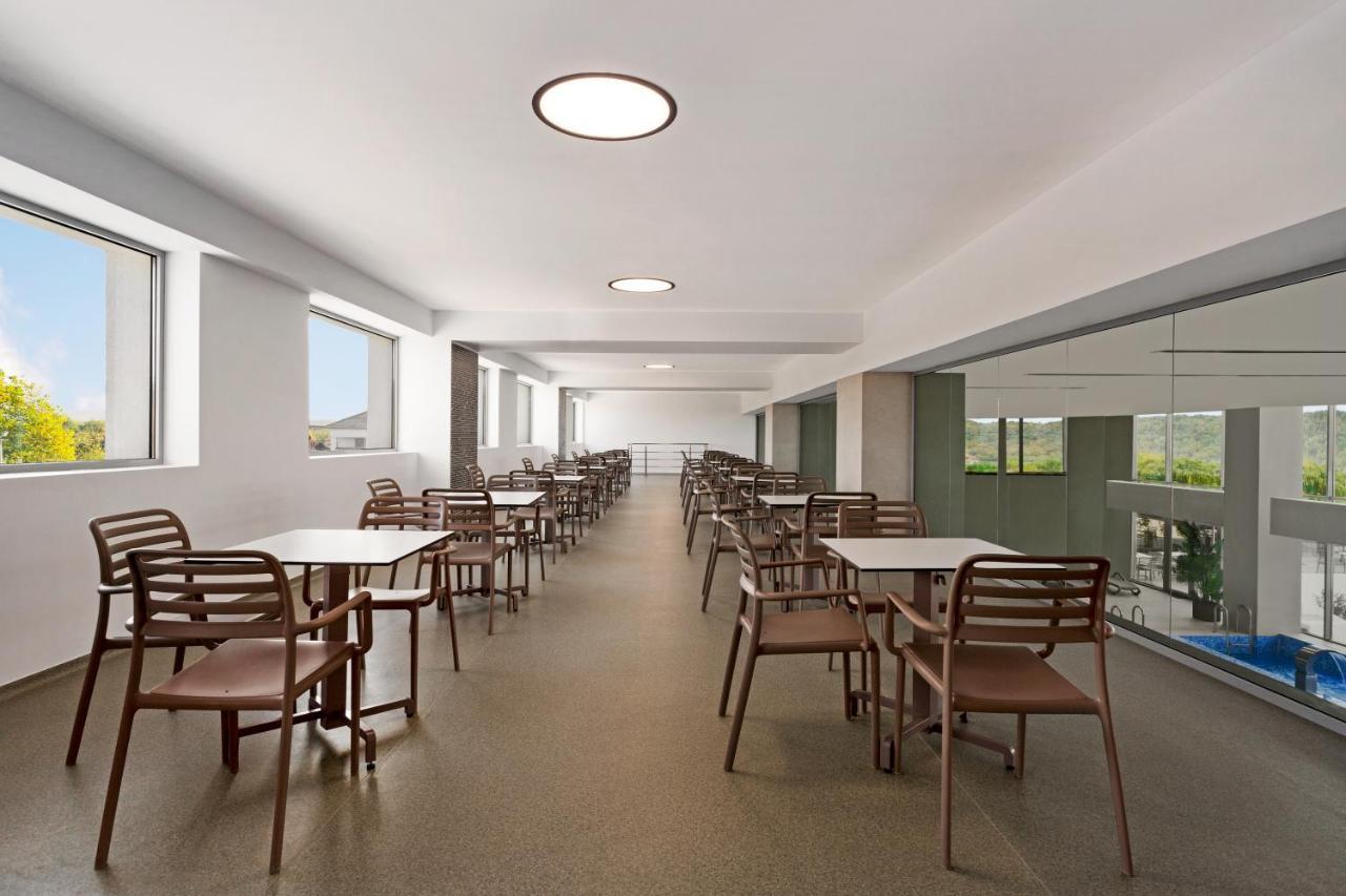 Ramada By Wyndham Targu Jiu Hotel ภายนอก รูปภาพ
