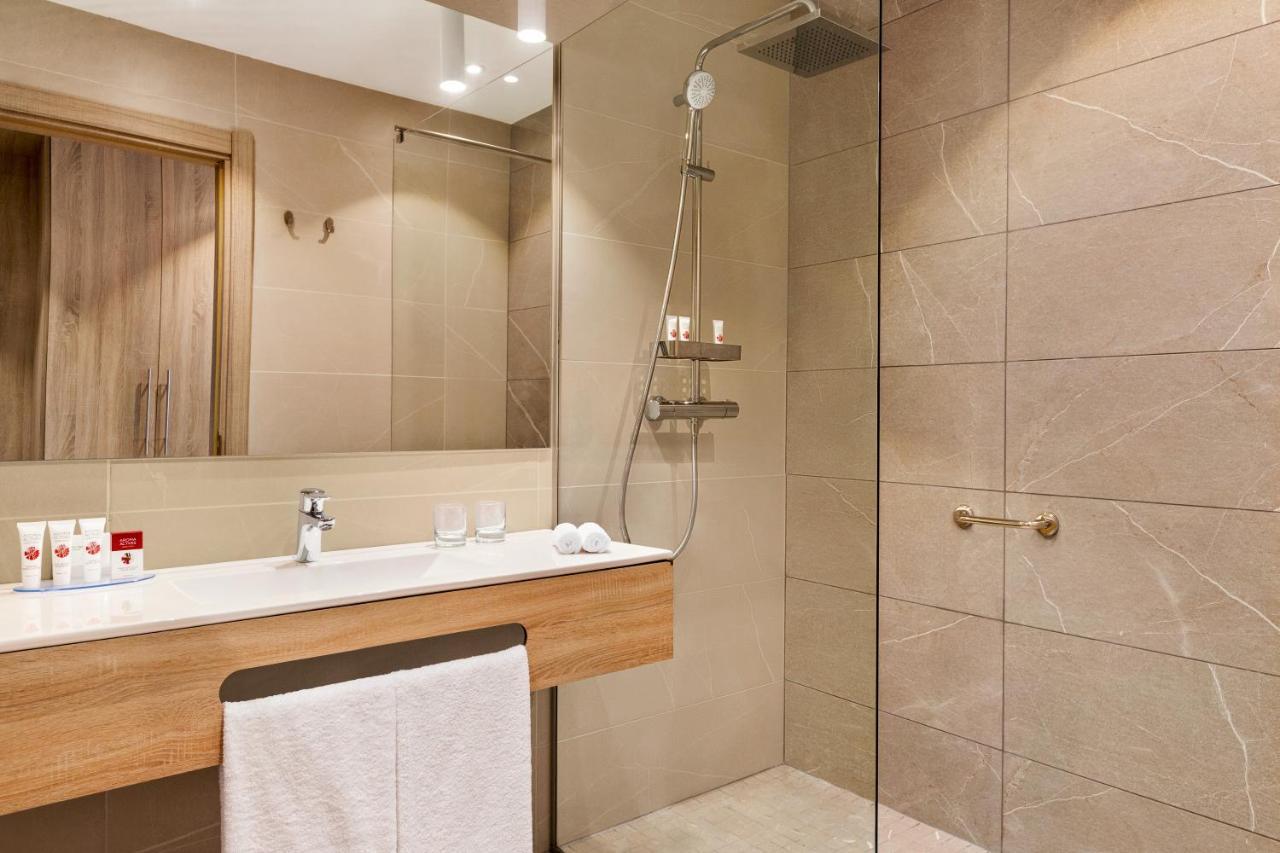 Ramada By Wyndham Targu Jiu Hotel ภายนอก รูปภาพ