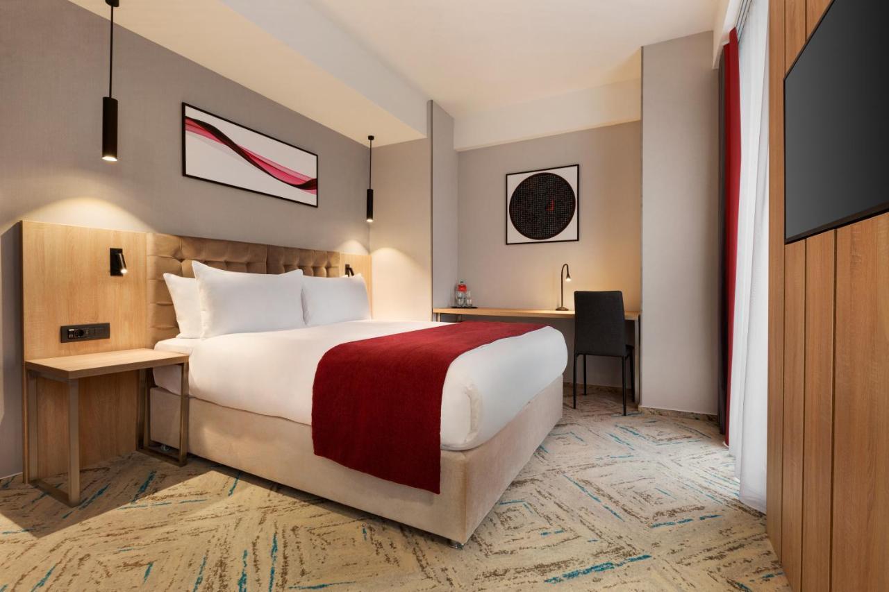 Ramada By Wyndham Targu Jiu Hotel ภายนอก รูปภาพ