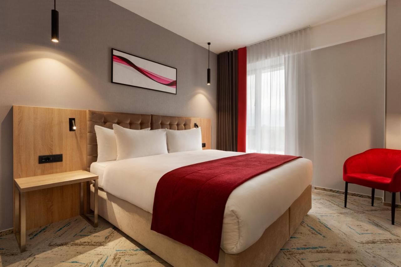Ramada By Wyndham Targu Jiu Hotel ภายนอก รูปภาพ
