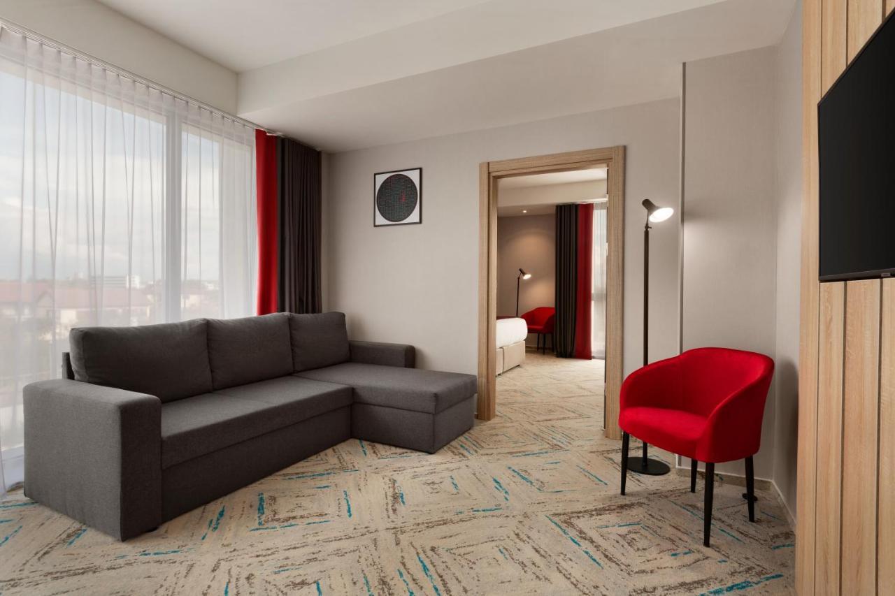 Ramada By Wyndham Targu Jiu Hotel ภายนอก รูปภาพ