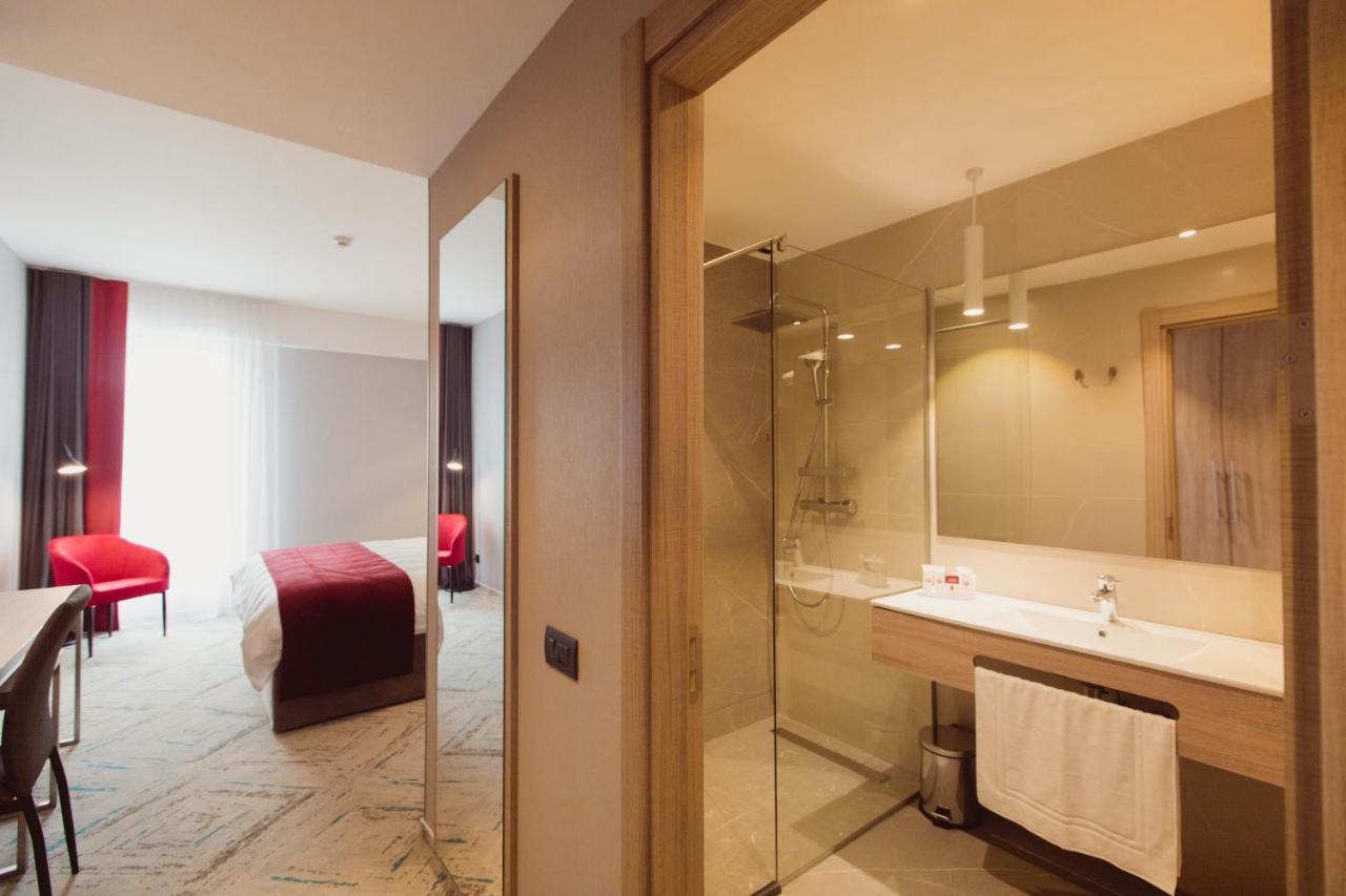 Ramada By Wyndham Targu Jiu Hotel ภายนอก รูปภาพ