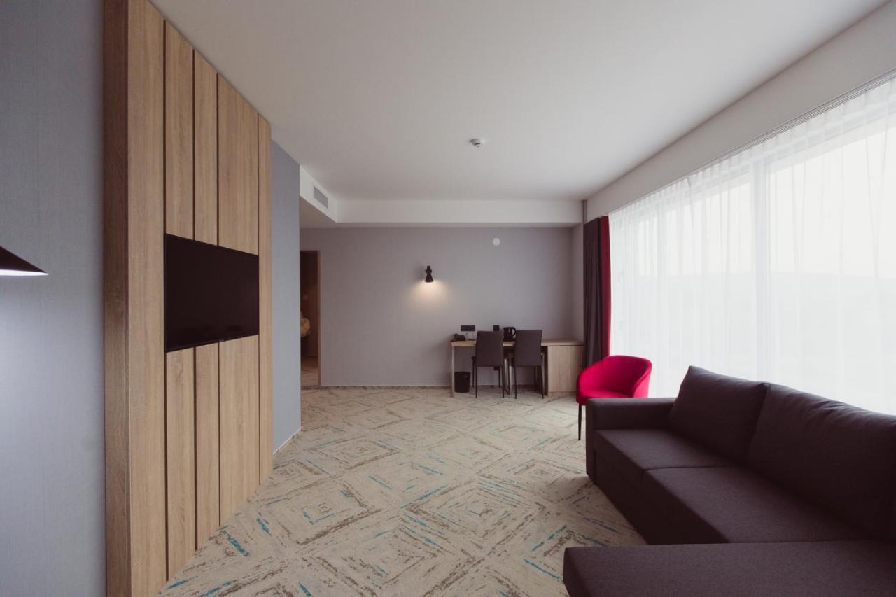Ramada By Wyndham Targu Jiu Hotel ภายนอก รูปภาพ