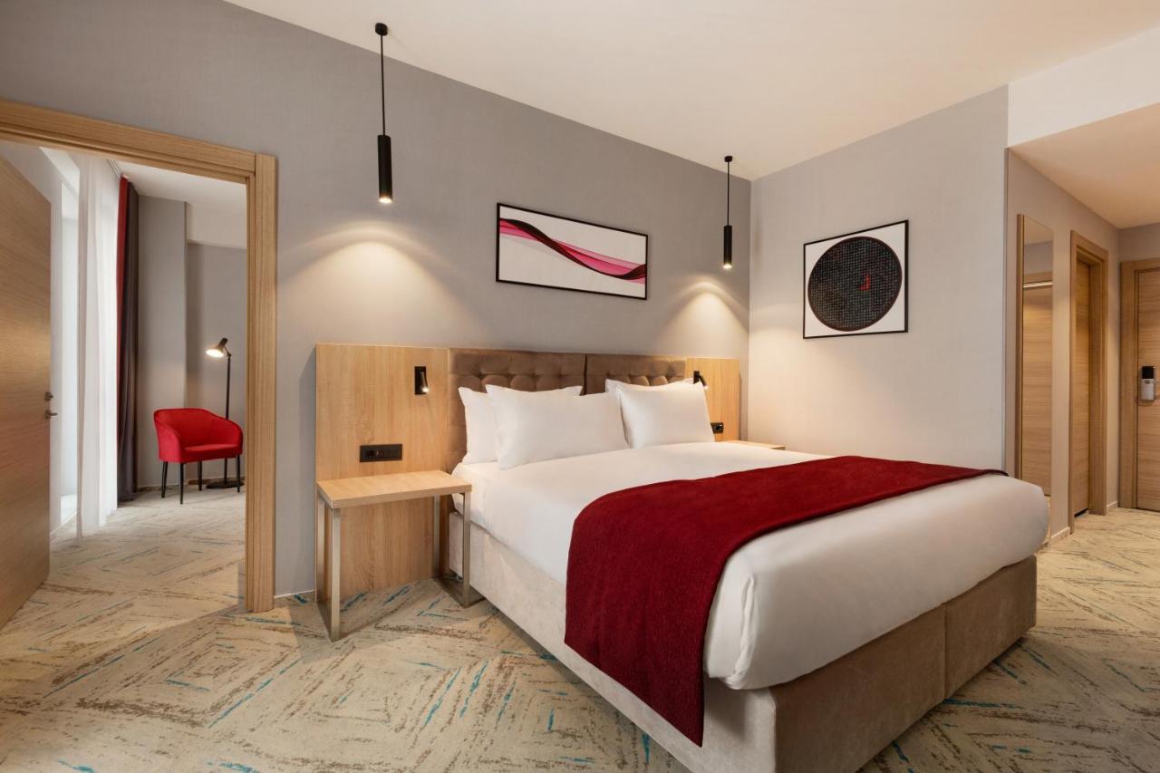 Ramada By Wyndham Targu Jiu Hotel ภายนอก รูปภาพ