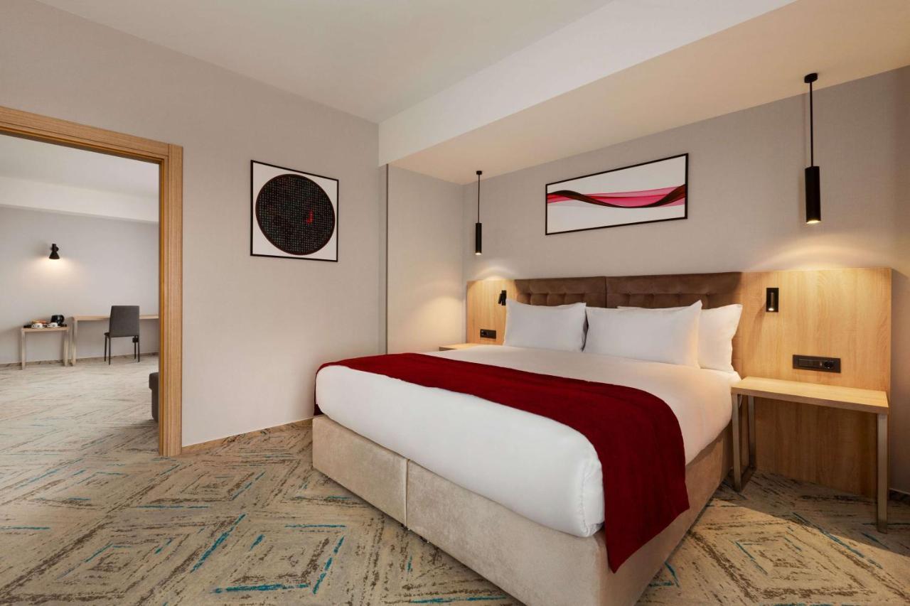 Ramada By Wyndham Targu Jiu Hotel ภายนอก รูปภาพ