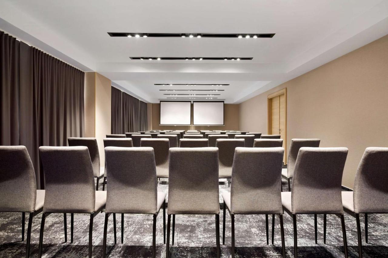 Ramada By Wyndham Targu Jiu Hotel ภายนอก รูปภาพ