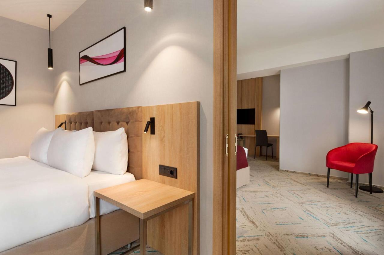 Ramada By Wyndham Targu Jiu Hotel ภายนอก รูปภาพ