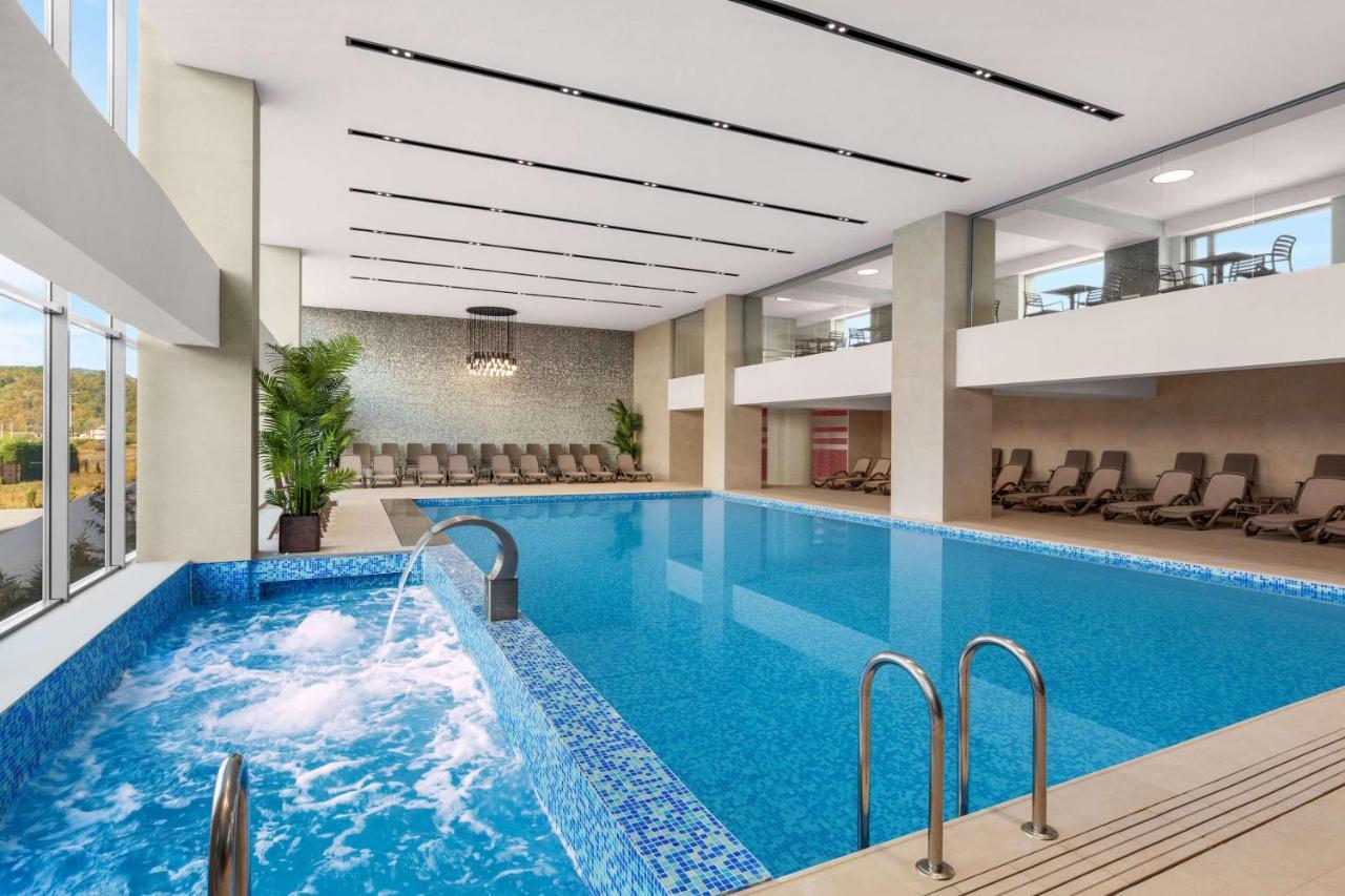 Ramada By Wyndham Targu Jiu Hotel ภายนอก รูปภาพ