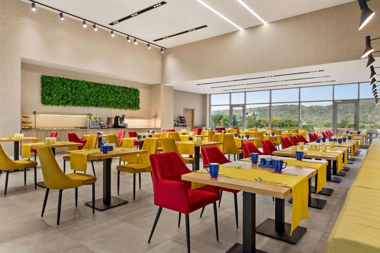 Ramada By Wyndham Targu Jiu Hotel ภายนอก รูปภาพ