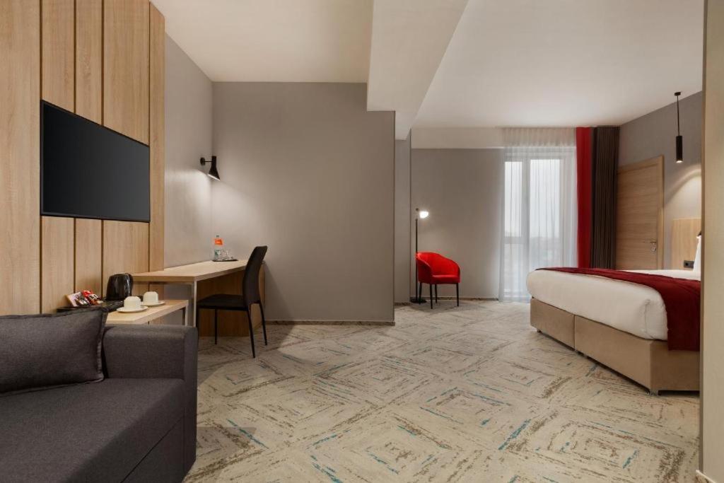 Ramada By Wyndham Targu Jiu Hotel ภายนอก รูปภาพ